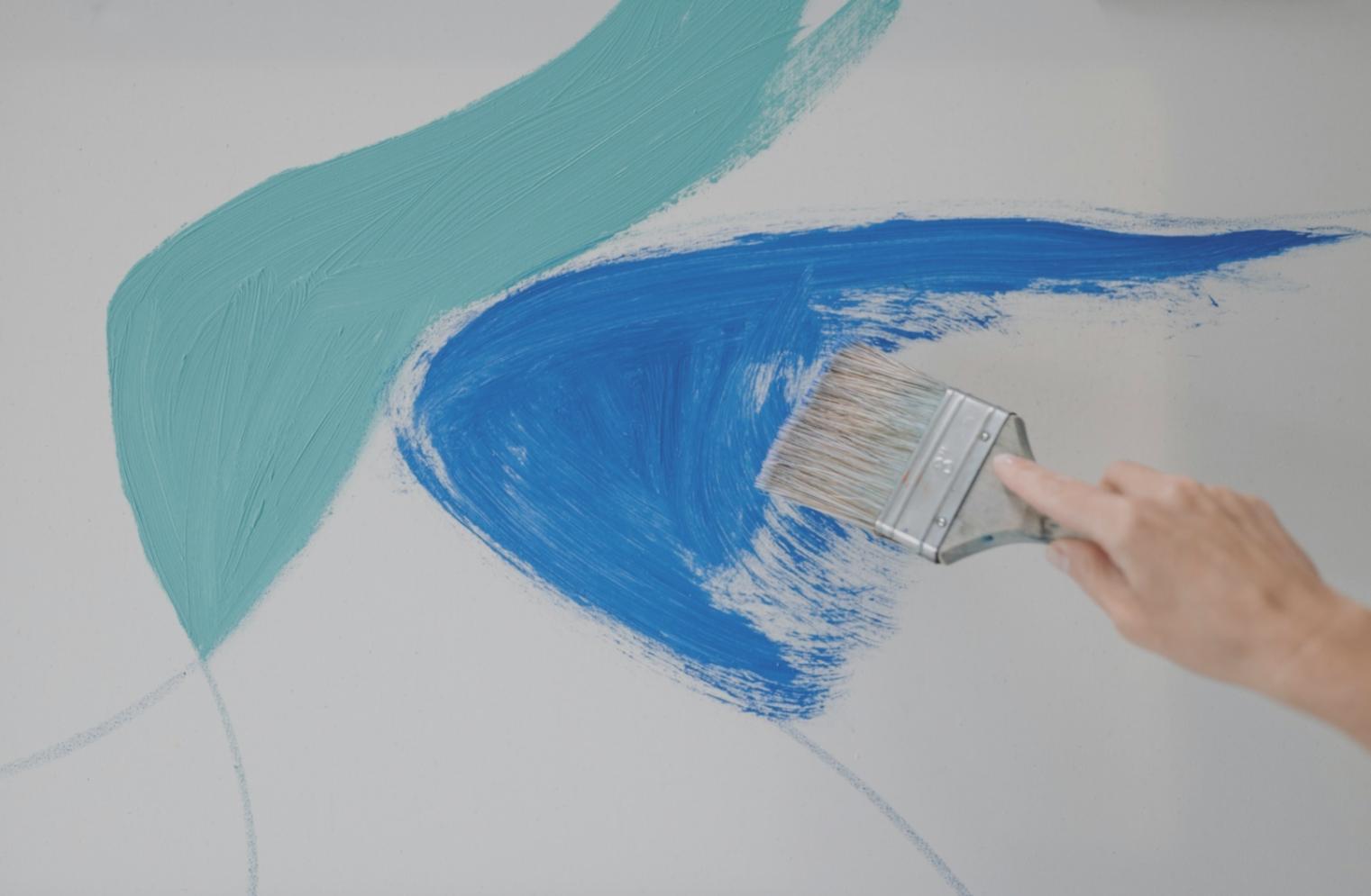 自然光が差し込む教室の窓辺、イーゼルが並ぶ