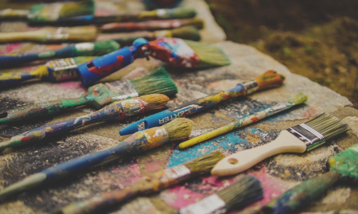 教室内の様々なデッサン用モチーフが並ぶ棚